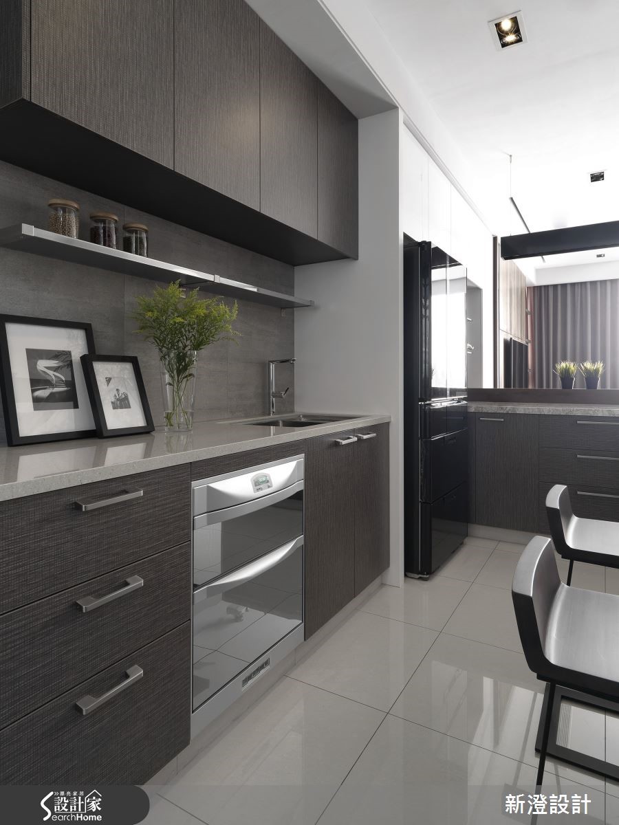 設計師為一家三口的 50 坪的預售屋，利用石材紋理與鏡